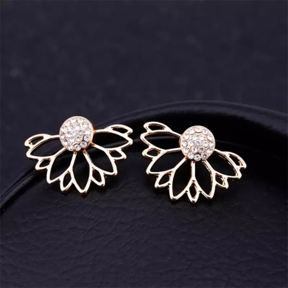 Gold tone flower earrings ๐ - Picture 2 of 4